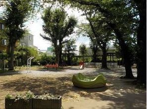 近くの雑司が谷一丁目児童遊園まで301m(徒歩4分)