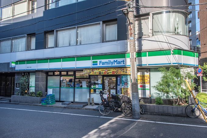 近くのファミリーマート 芝四丁目店まで55m（徒歩1分）