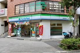 近くのファミリーマート 新富町駅前店まで115m（徒歩2分）