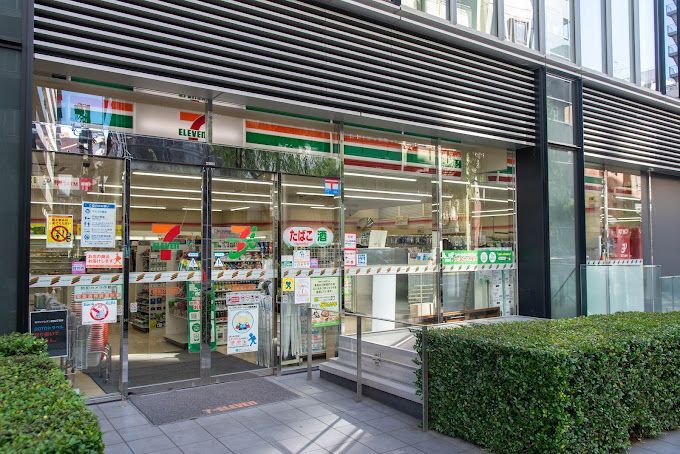 近くのコンビニまで128m（徒歩2分）