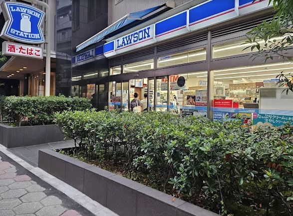 近くのローソン 御茶ノ水店まで14m（徒歩1分）