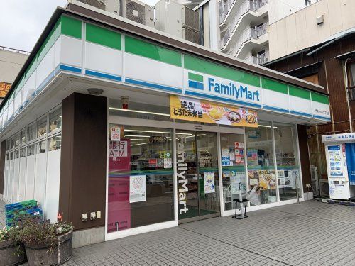 近くのファミリーマート 伊勢佐木町六丁目店まで80m(徒歩1分)