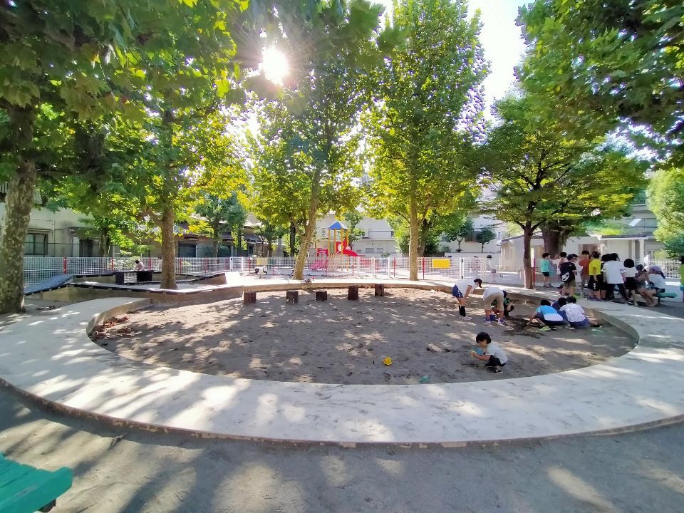 近くの精華公園まで84m（徒歩2分）