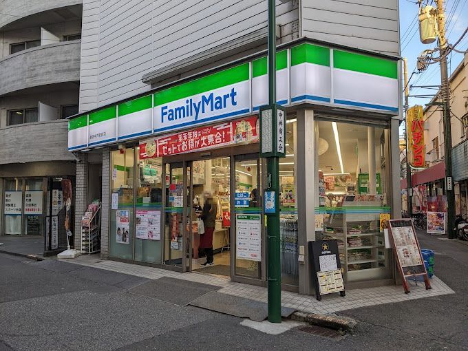 近くのファミリーマート 新宿中井駅前店まで63m（徒歩1分）