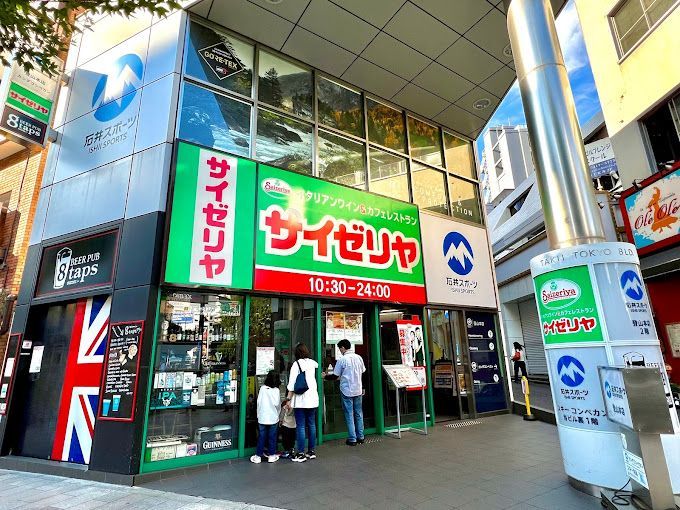 近くの飲食店まで51m（徒歩1分）