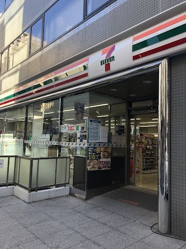 近くのコンビニまで72m（徒歩1分）