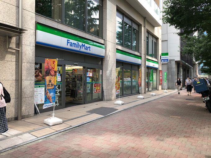 近くのファミリーマート 日本橋本町二丁目店まで117m（徒歩2分）