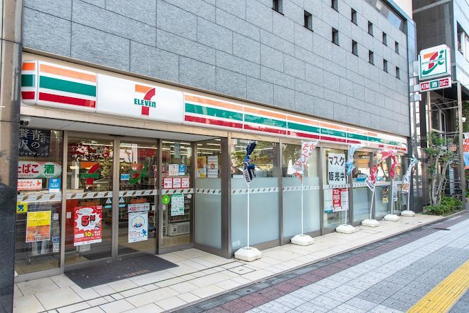 近くのコンビニまで59m（徒歩1分）