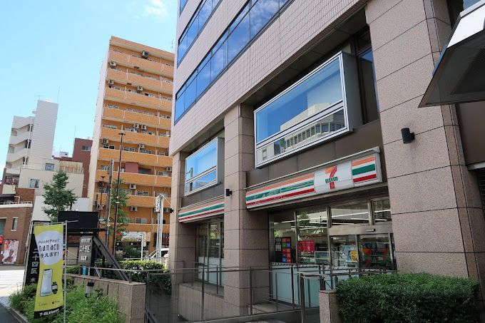 近くのセブンイレブン 外神田2丁目妻恋坂店まで100m（徒歩2分）
