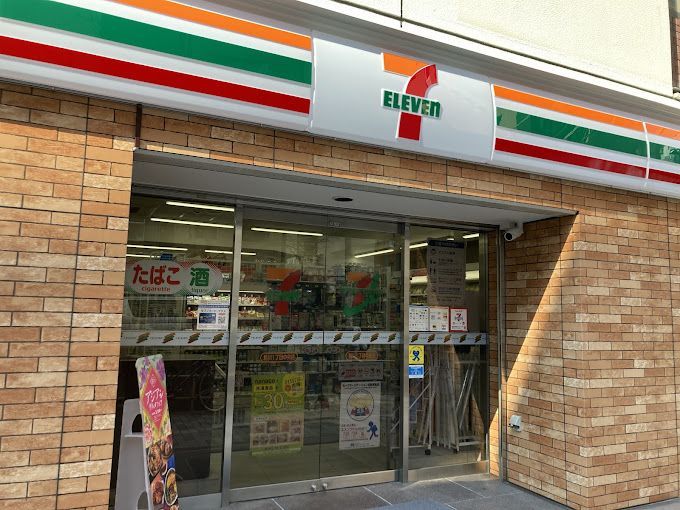 近くのコンビニまで162m（徒歩3分）