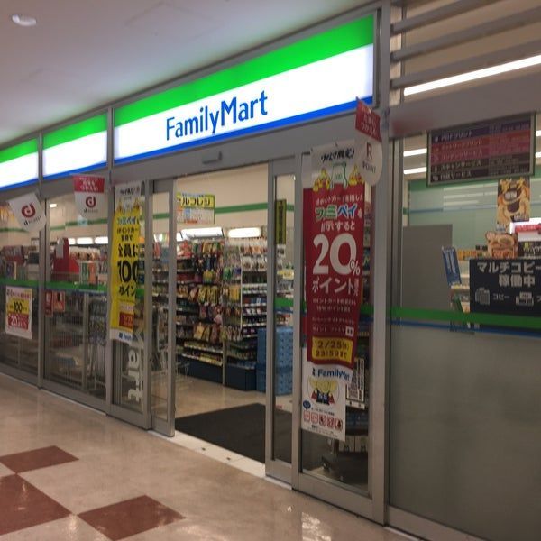 近くのファミリーマート ニューピア竹芝店まで79m（徒歩1分）