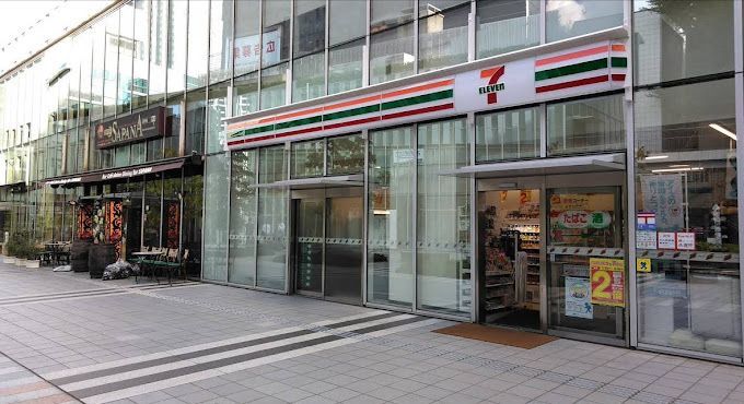 近くのセブンイレブン プルデンシャルタワー店まで131m（徒歩2分）