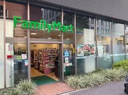 近くのファミリーマート 青山外苑東通り店まで156m（徒歩2分）