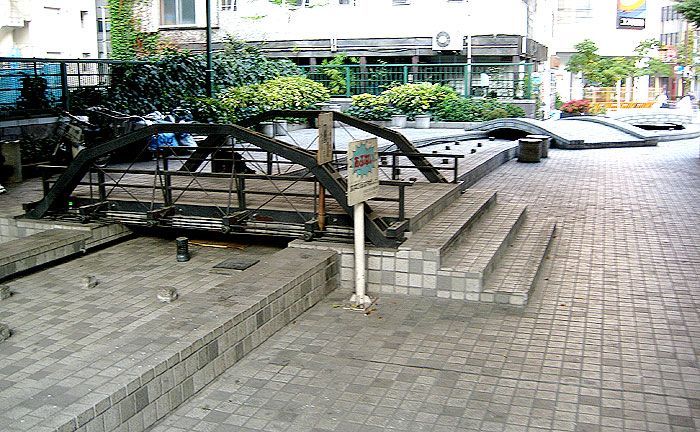 近くの楓川弾正橋公園まで154m（徒歩2分）