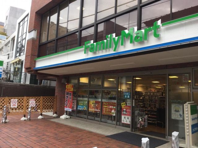 近くのファミリーマート 南青山三丁目店まで122m（徒歩2分）