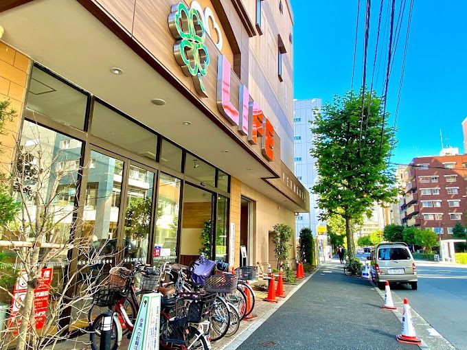 近くのライフ神田和泉町店まで335m（徒歩5分）