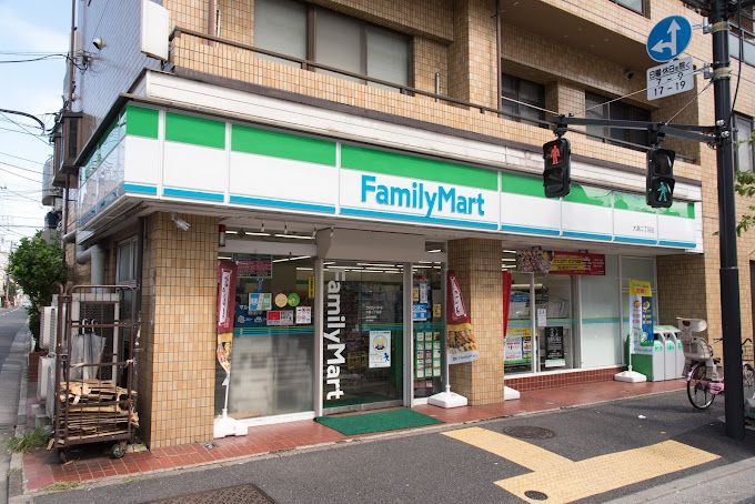 近くのコンビニまで193m（徒歩3分）