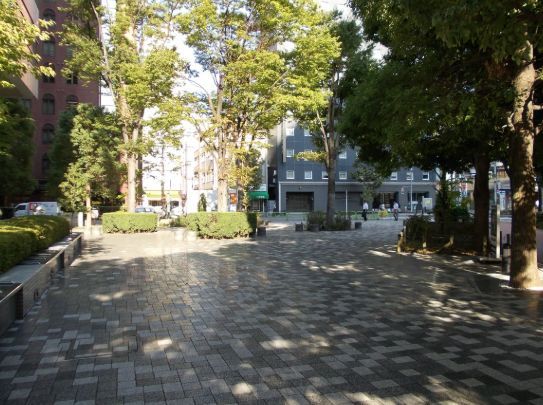 近くの西神田けやきの広場まで718m（徒歩9分）