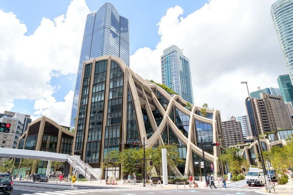 近くの麻布台ヒルズガーデンプラザまで386m（徒歩5分）