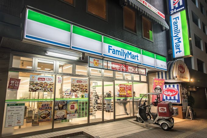 近くのファミリーマート 月島二丁目店まで181m（徒歩3分）