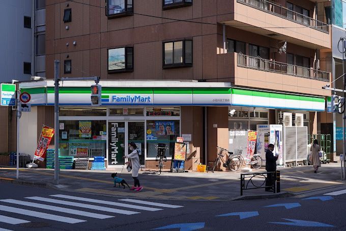 近くのファミリーマート 小石川五丁目店まで107m(徒歩2分)