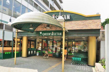 近くのクイーンズ伊勢丹小石川店まで456m（徒歩6分）