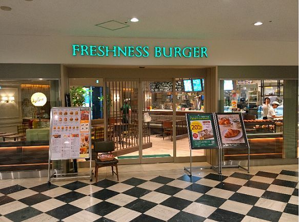 近くのフレッシュネスバーガー聖路加タワー店まで320m（徒歩4分）