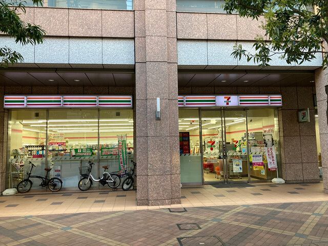 近くのセブンイレブン 港区三田1丁目店まで10m（徒歩1分）