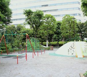近くの芝五丁目児童遊園まで166m(徒歩3分)