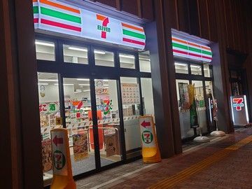 近くのセブンイレブン 文京伝通院前店まで7m（徒歩1分）