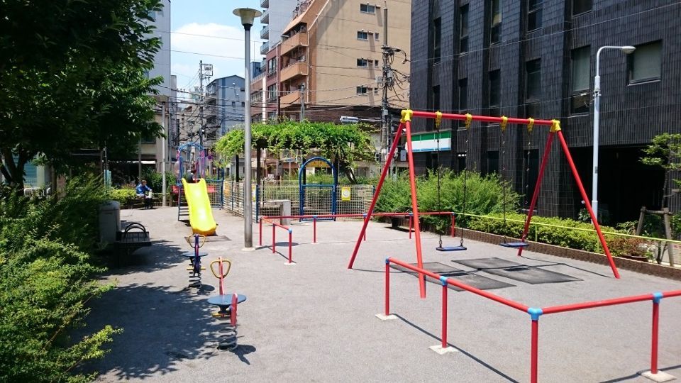 近くの小島児童遊園まで243m（徒歩4分）