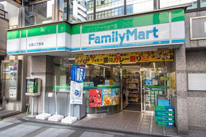 近くのファミリーマート 三田二丁目店まで118m（徒歩2分）