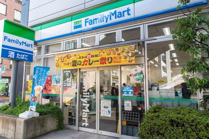 近くのファミリーマート 新橋五丁目店まで154m（徒歩2分）