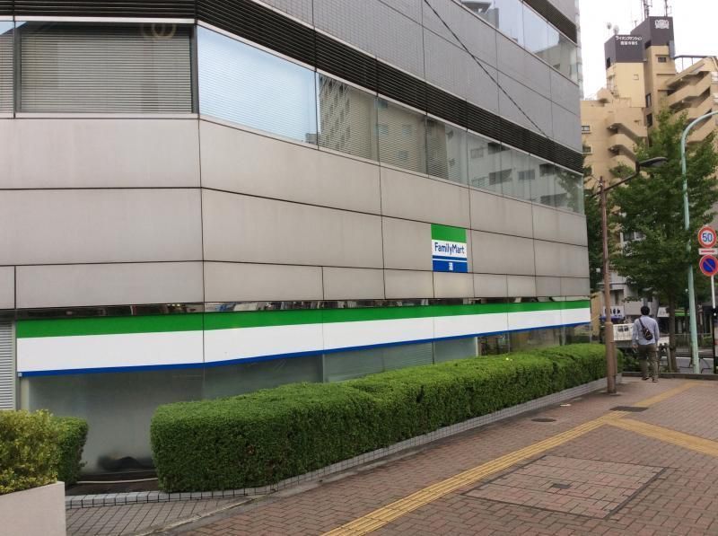 近くのファミリーマート 護国寺駅前店まで501m（徒歩7分）