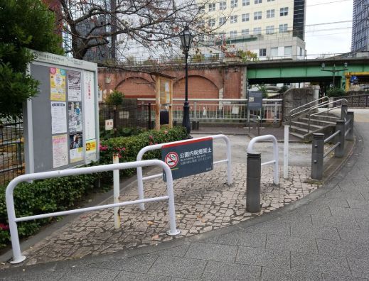 近くの昌平橋東橋詰広場まで458m（徒歩6分）