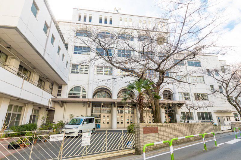 近くの文京区立湯島小学校まで555m（徒歩7分）
