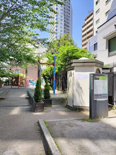 近くの三田二丁目児童遊園まで175m（徒歩3分）