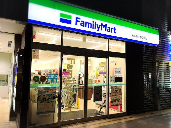 近くのコンビニまで53m（徒歩1分）
