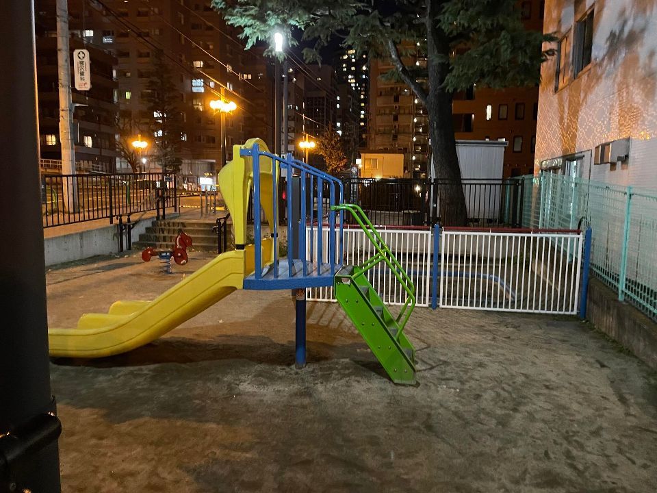 近くの美倉橋西児童遊園まで162m（徒歩3分）