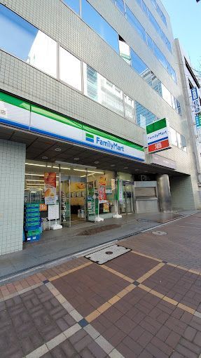 近くのファミリーマート 田町東口店まで71m（徒歩1分）