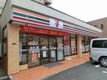 近くのコンビニまで279m（徒歩4分）