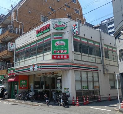 近くのサイゼリヤ 綾瀬駅前店まで100m(徒歩2分)