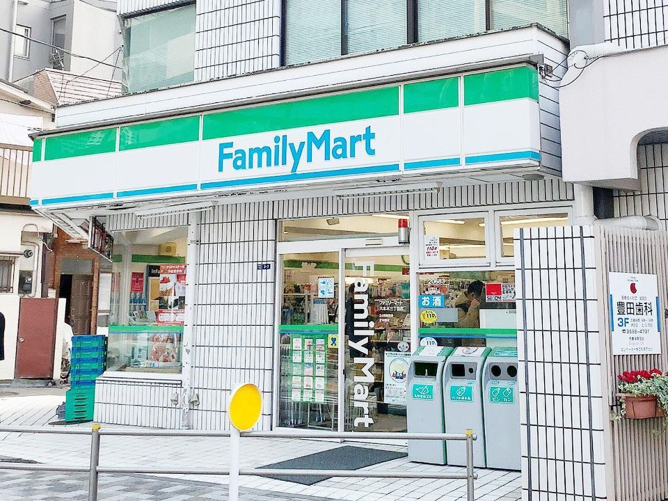 近くのファミリーマート 六本木三丁目店まで60m（徒歩1分）