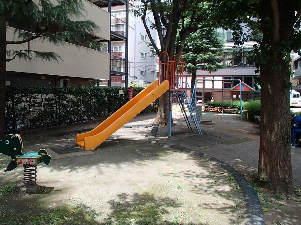 近くの南青山三丁目児童遊園まで142m（徒歩2分）