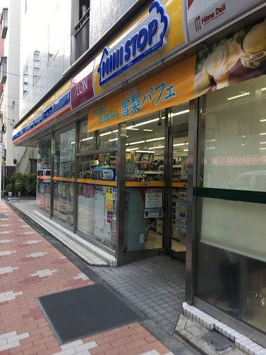 近くのコンビニまで226m（徒歩3分）