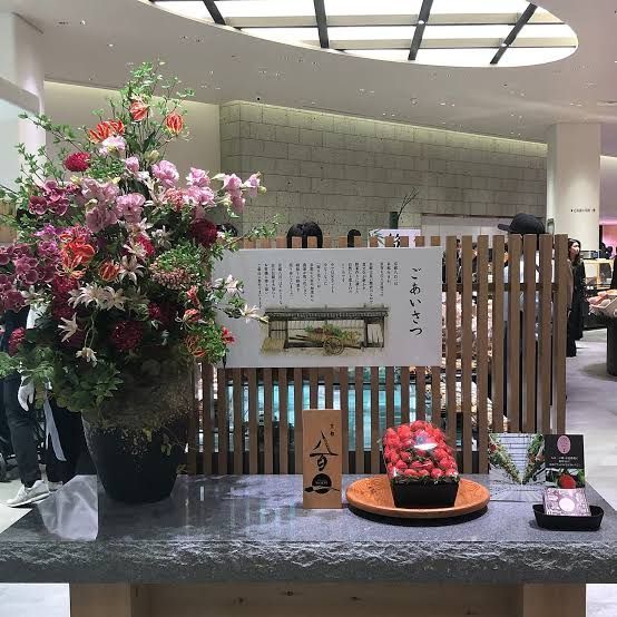 近くの京都 八百一 麻布台ヒルズ店まで229m(徒歩3分)