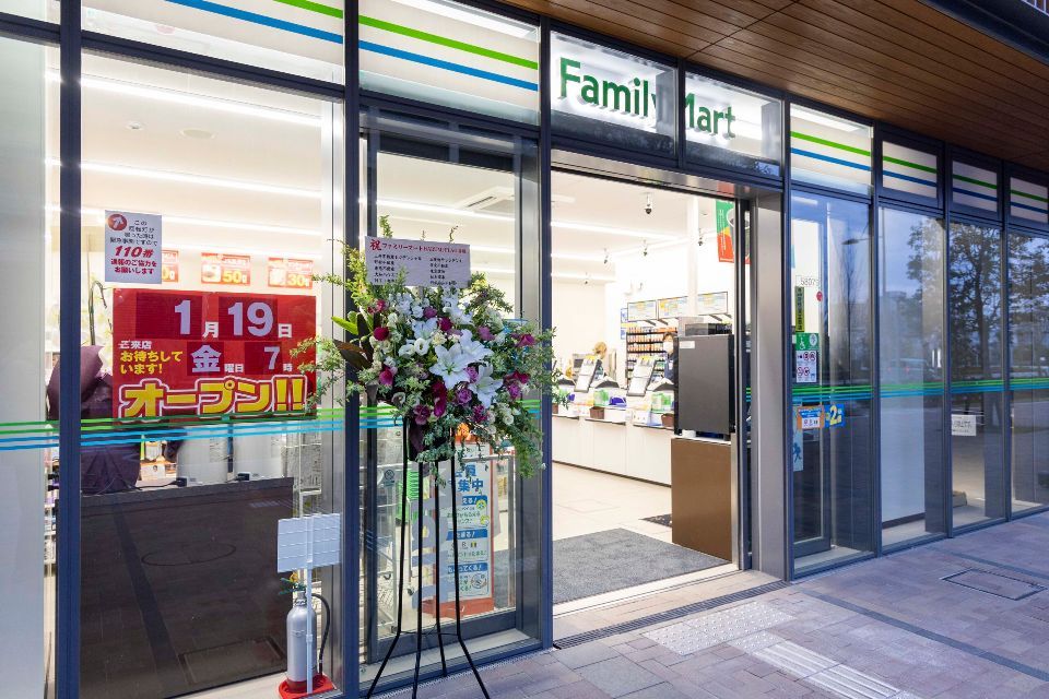 近くのファミリーマート HARUMI FLAG店まで79m（徒歩1分）