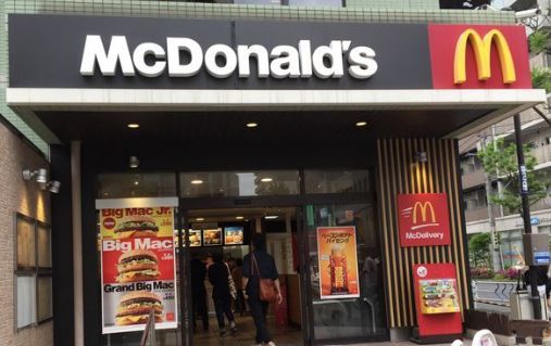 近くのマクドナルド 篠崎駅前店まで372m（徒歩5分）