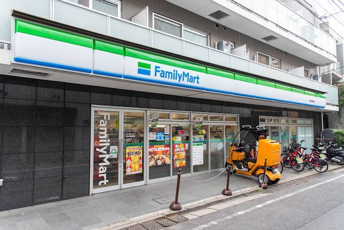 近くのコンビニまで47m（徒歩1分）