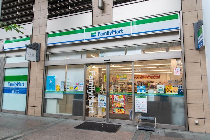 近くのファミリーマート 港区白金プラザ店まで194m（徒歩3分）